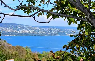 Тристаен апартамент с двор и морска панорама в Галата, Варна