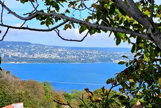 Тристаен апартамент с двор и морска панорама в Галата, Варна