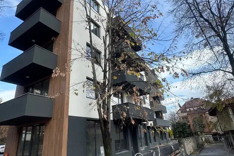 Тристаен апартамент в София, Горна баня