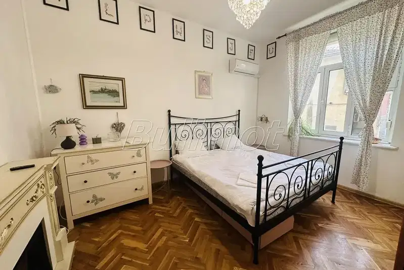 Тристаен апартамент с тераса в Гръцка махала, Варна