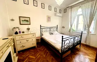 Тристаен апартамент с тераса в Гръцка махала, Варна