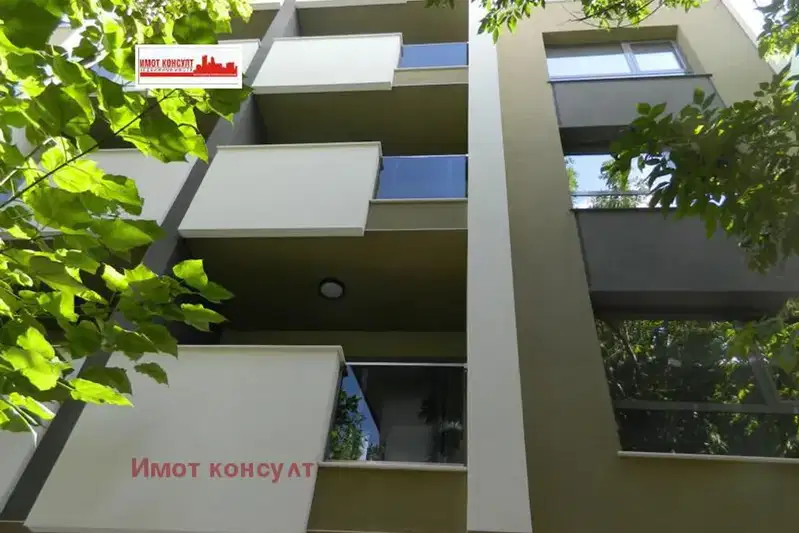 Тристаен апартамент с тераса в Гребна база, Пловдив
