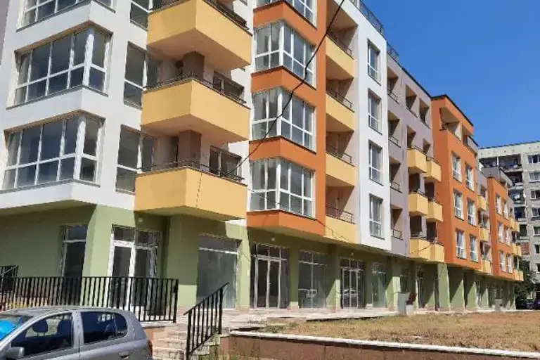 Тристаен апартамент в Перник, Изток