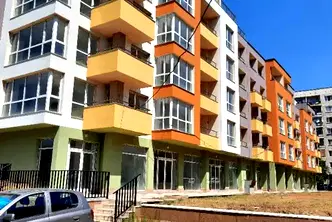 Тристаен апартамент в Перник, Изток