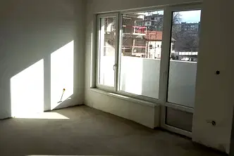 Тристаен апартамент в Перник, Изток