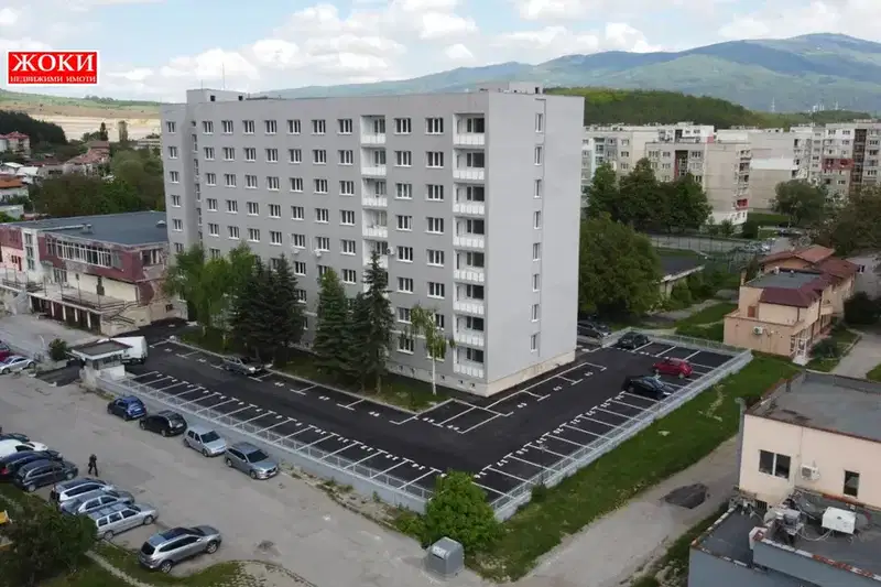 Тристаен апартамент в Перник, Изток