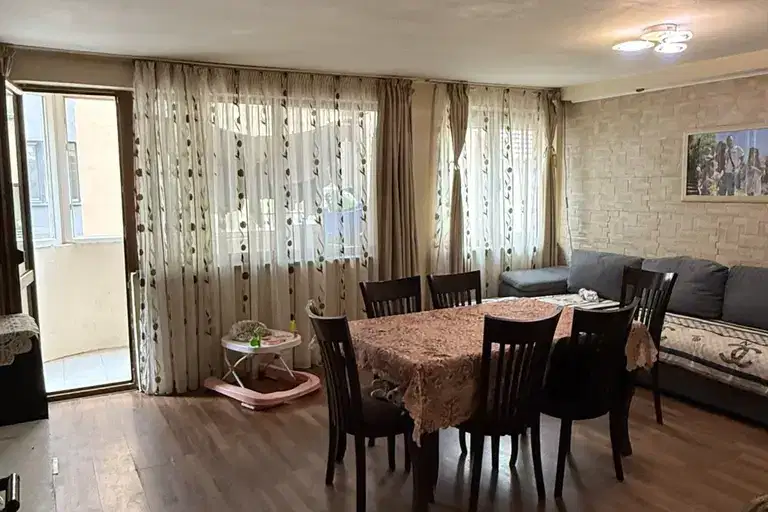 Тристаен апартамент във Варна, Колхозен пазар