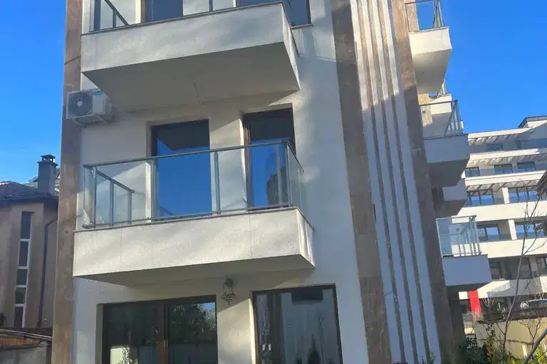 Тристаен апартамент в София, Кръстова вада