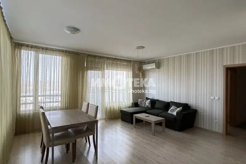 Three-room apartment with terrace in Karshiyaka, Plovdiv
