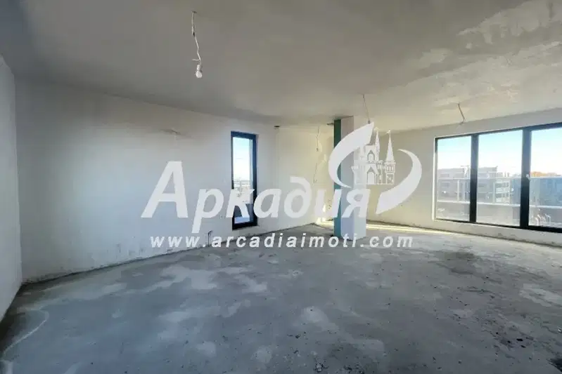 Тристаен апартамент с голяма тераса в Кършияка, Пловдив