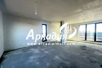 Тристаен апартамент с голяма тераса в Кършияка, Пловдив