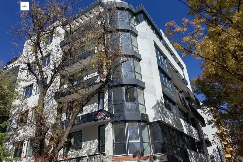 Тристаен апартамент в Лагера с балкон и югозападно изложение