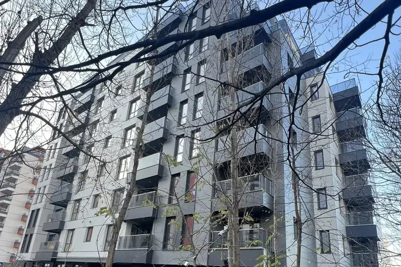 Тристаен апартамент с голяма дневна в Лагера, София