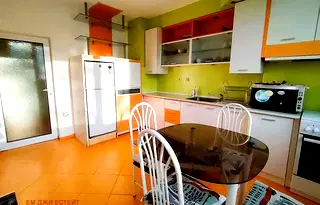 Тристаен апартамент с отделна кухня в Лазур, Бургас