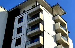 Тристаен апартамент с тераса и гледка към Витоша в Лозенец, София