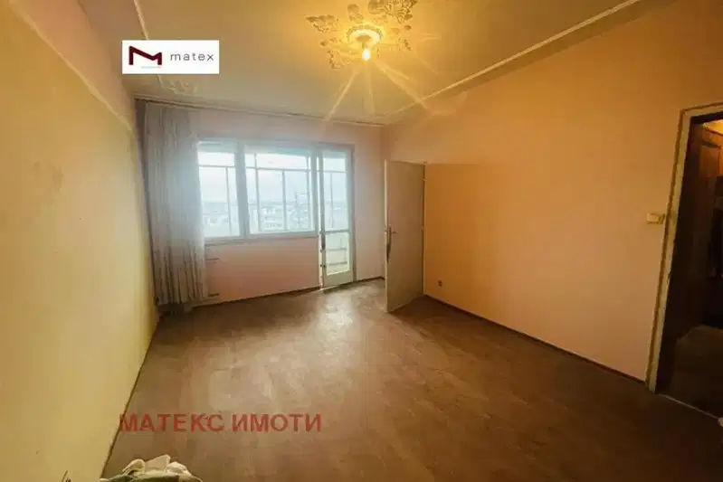 Тристаен апартамент във Варна, Младост 1