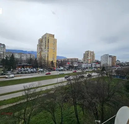 Снимка 2 — Тристаен апартамент с два балкона в Младост 1, София