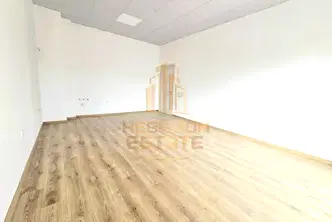 Тристаен апартамент с високи тавани в Младост 2, Варна