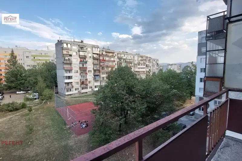 Тристаен апартамент в Габрово, Младост