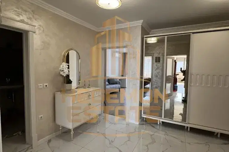 Тристаен апартамент във Варна, Операта