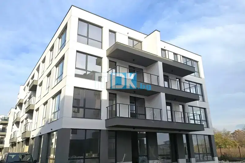 Three-room apartment in Ostromila with terrace and parking space