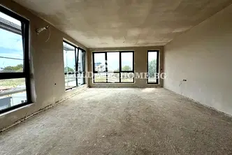 Тристайен апартамент с високи тавани в Остромила, Пловдив