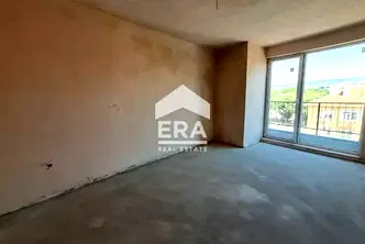 Тристаен апартамент във Варна, Погреби