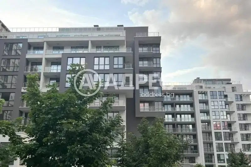 Тристаен апартамент в София, Полигона
