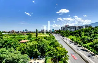 Тристаен апартамент с голяма тераса в Център, София