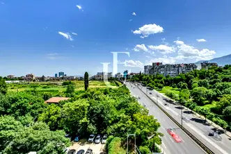 Тристаен апартамент с голяма тераса в Център, София