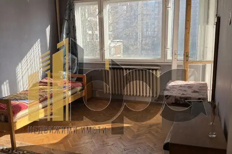 Тристаен апартамент в София, Света Троица