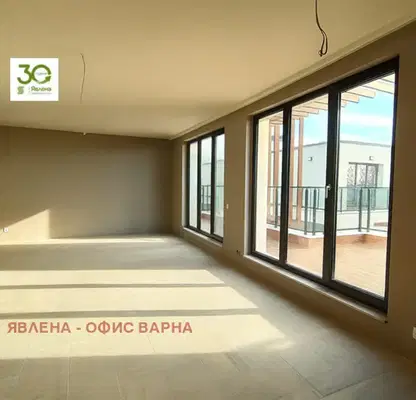 Снимка 2 — Тристаен апартамент с морска панорама и голяма тераса в Бриз, Варна