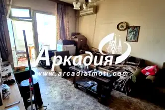 Тристаен апартамент с южно изложение в Тракия, Пловдив