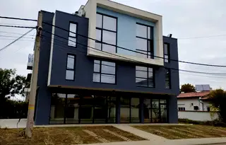 Тристаен апартамент в София, Враждебна