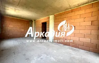 Тристаен апартамент с тераса в кв. Въстанически, Пловдив