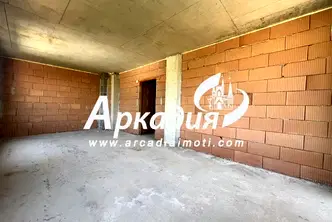 Тристаен апартамент с тераса в кв. Въстанически, Пловдив