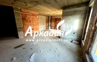 Просторен 3-стаен апартамент с тераса в Южен, Пловдив