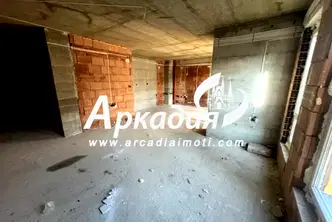 Просторен 3-стаен апартамент с тераса в Южен, Пловдив