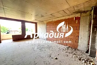 Тристаен апартамент с тераса в кв. Въстанически, Пловдив