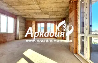 Тристаен апартамент с тераса и гледка към Родопите в Въстанически, Пловдив