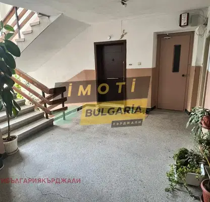 Снимка 2 — Тристаен апартамент в Кърджали, Възрожденци