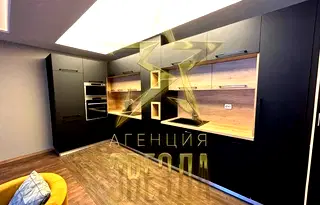 Тристаен апартамент с остъклена тераса в Южен, Пловдив