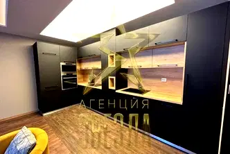 Тристаен апартамент с остъклена тераса в Южен, Пловдив