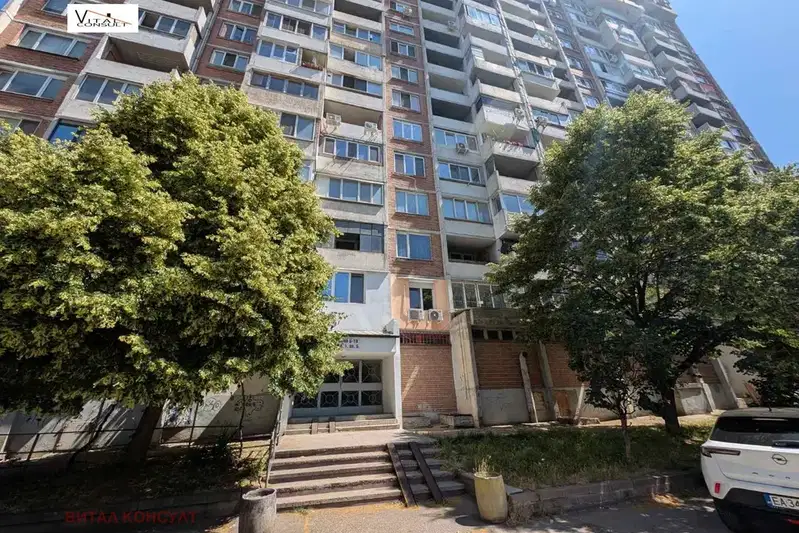 Тристаен апартамент в Зона Б-18 с панорамна гледка в София