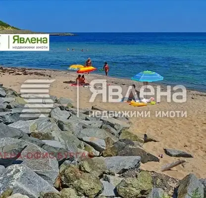 Снимка 5 — Просторен 3-стаен апартамент в Царево близо до плаж