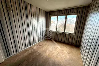 Тристаен апартамент в Бургас, Карнобат