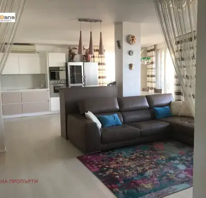 Снимка 4 — Тристаен апартамент с морска панорама в Поморие
