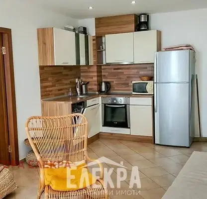Снимка 2 — Тристаен апартамент във Варна, Бяла