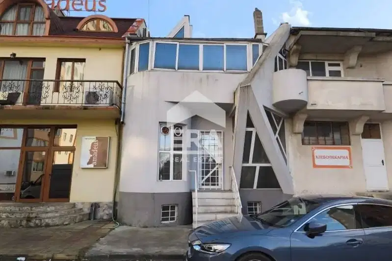 Заведение в Ямбол, Хале