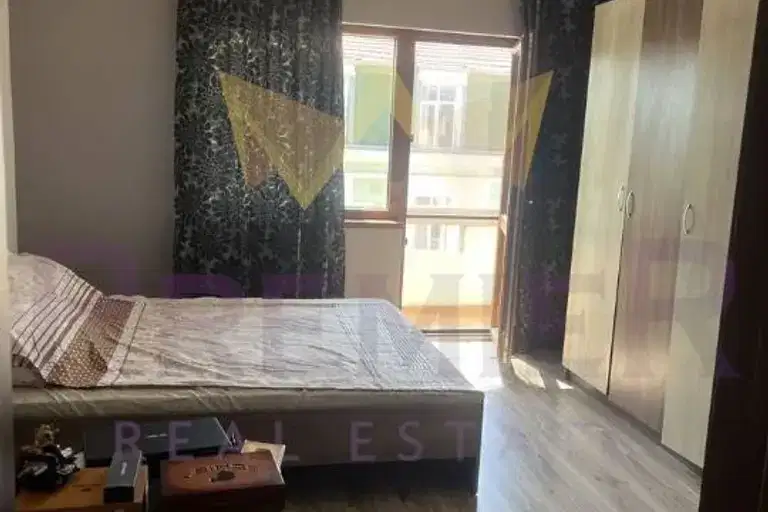 Тристаен апартамент с тераса в центъра на Бургас